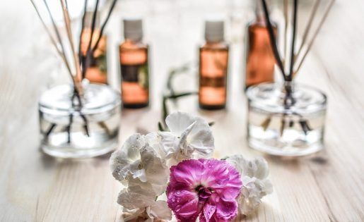 Aromaterapi stemningsbillede med blomster og duftpinde