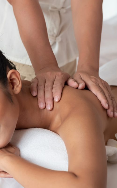 Kvinde som får varm olie massage på ryggen